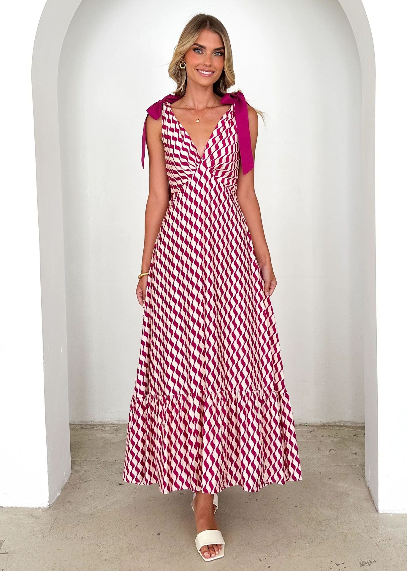 Women's maxi dress – Sleeveless V-neck – Tie straps – Light fabric – Printed pattern