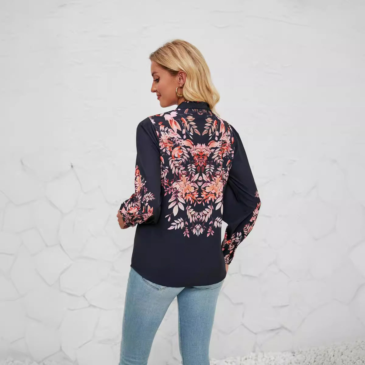Women's Blouse – Lightweight Material – Relaxed Fit – Long Sleeves – Floral Print
