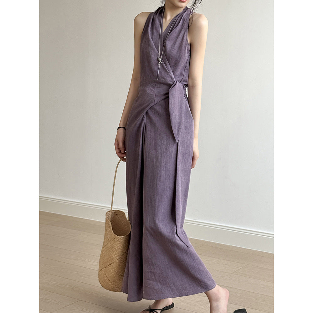 Dress for women – Slim fit – Halterneck and V-neckline – Tie at the waist – Long and flowing