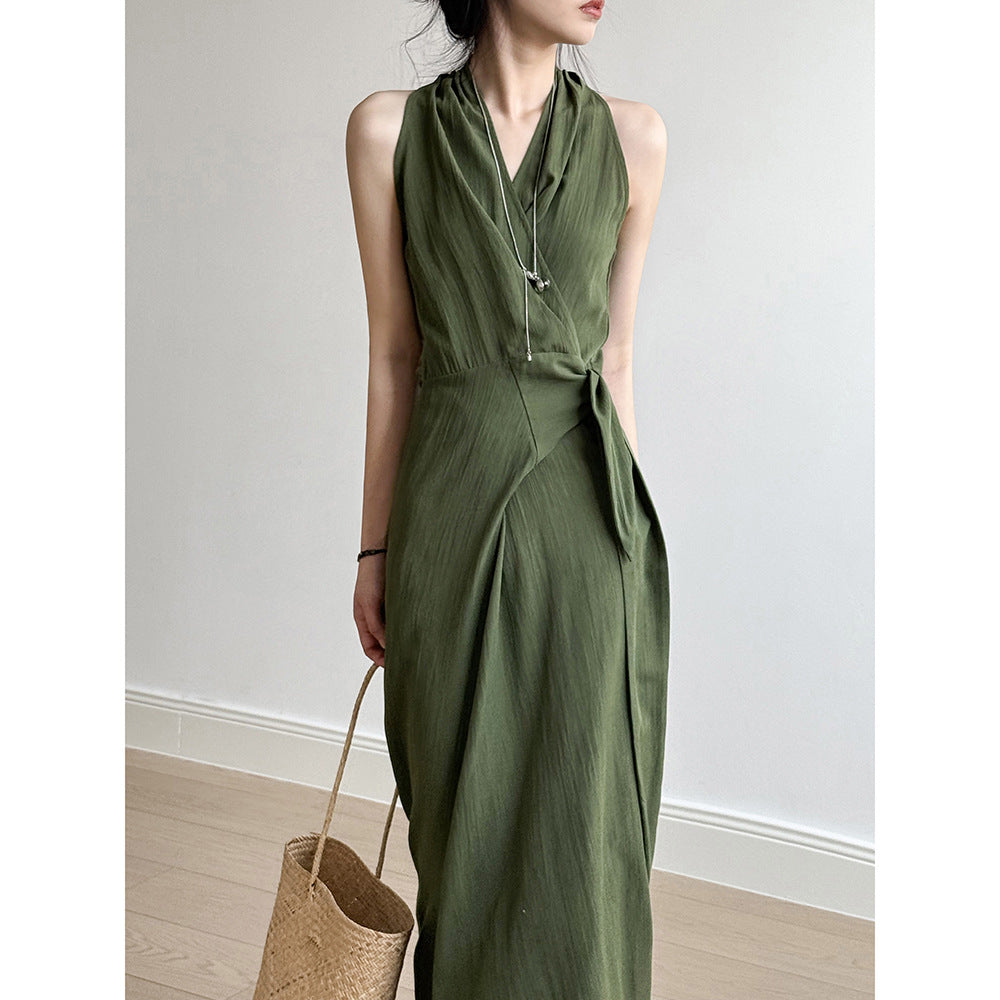 Dress for women – Slim fit – Halterneck and V-neckline – Tie at the waist – Long and flowing