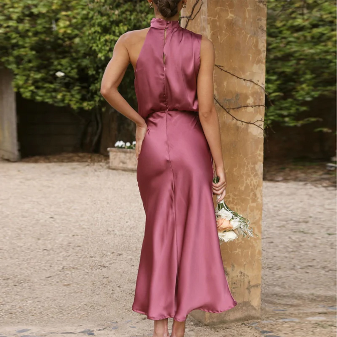 Kvinders Aftenkjole - Satinlook - Halterneck - Figursyet Talje - Elegant Festkjole