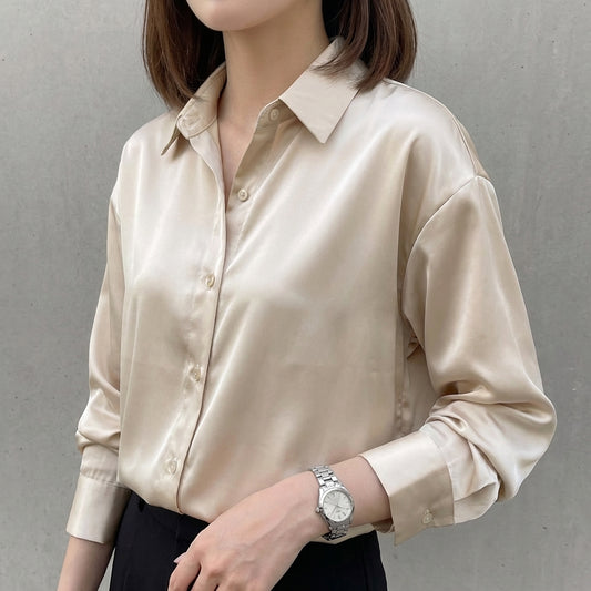 Relaxed Button-Down Blouse with Wide Cuffs and Shirttail Hem