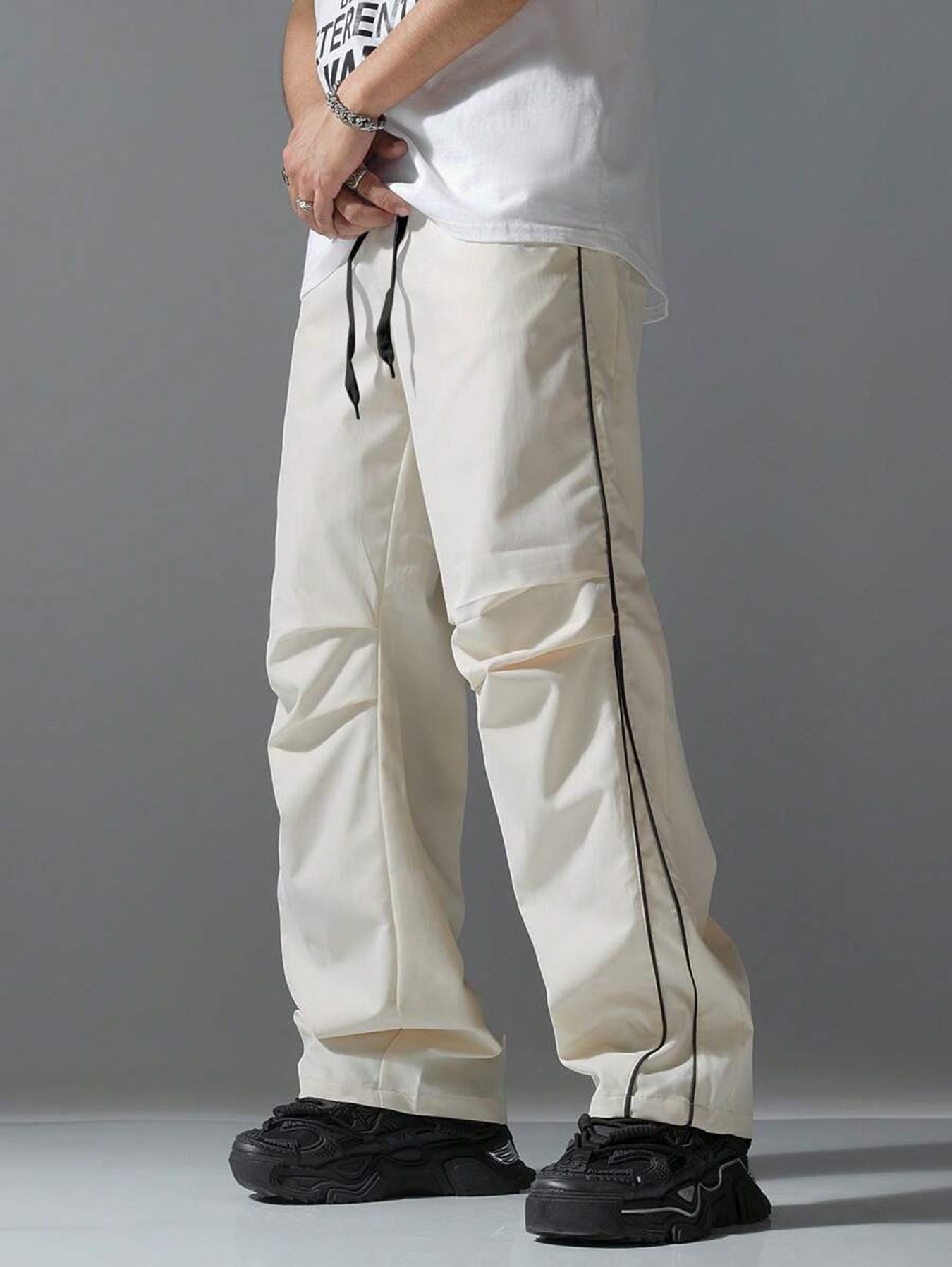 Men's cargo pants – relaxed fit – drawstring waist – side pockets – sporty stripes