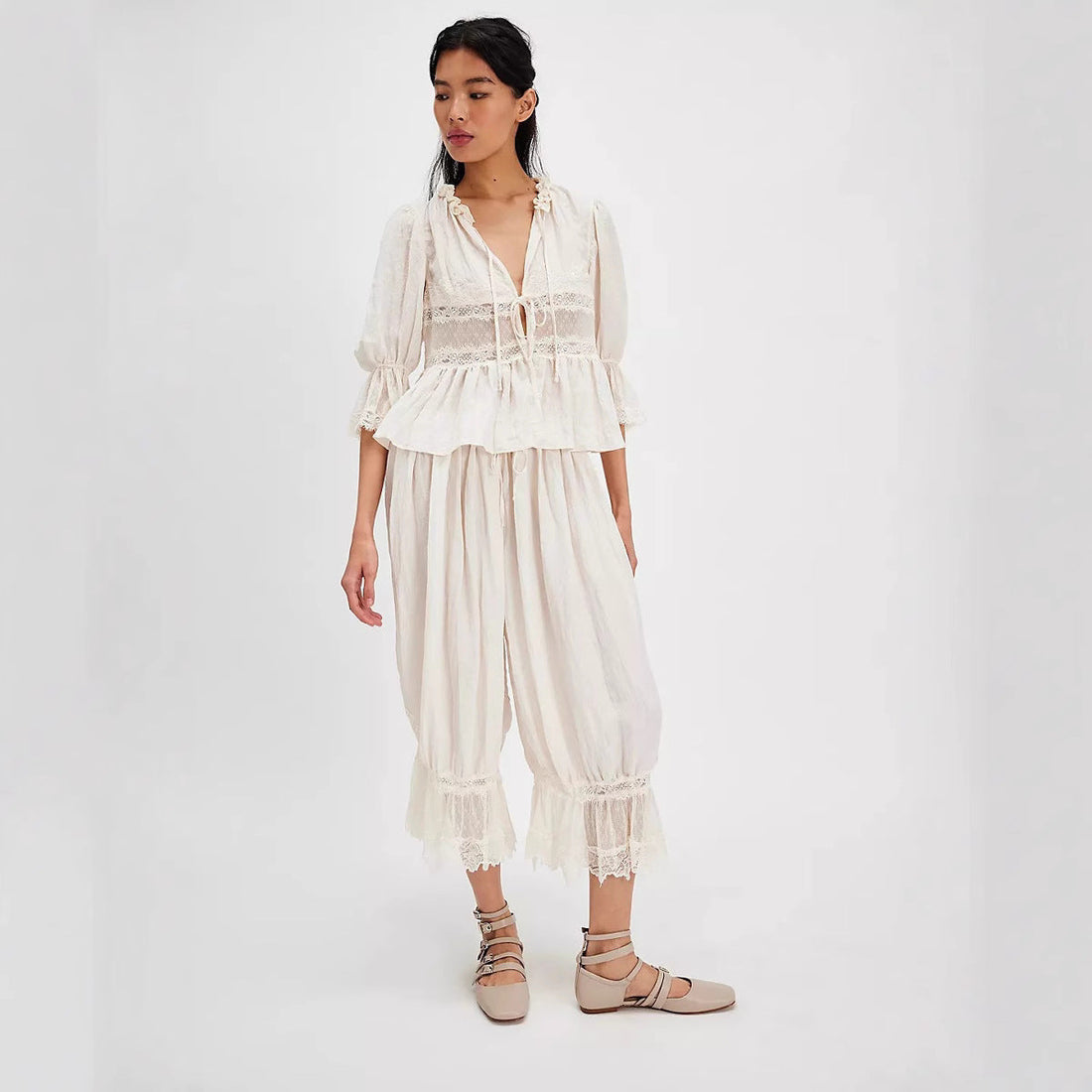 Dame Nattøjssæt – Blødt Letvægtsstof – V-Neck med Sløjfe – Blondekanter