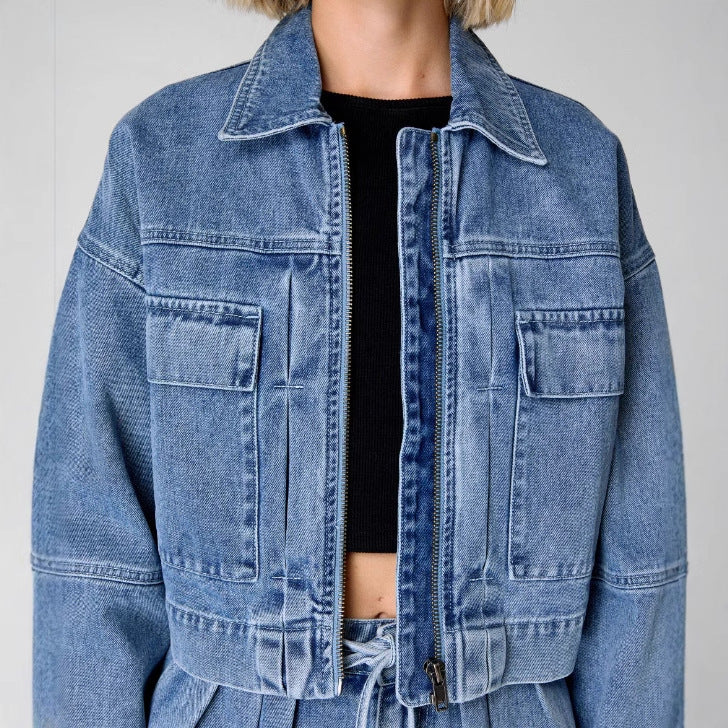 Dame Denimjakke – Oversized Pasform – Croppet Længde – Lynlås – Utilitylommer
