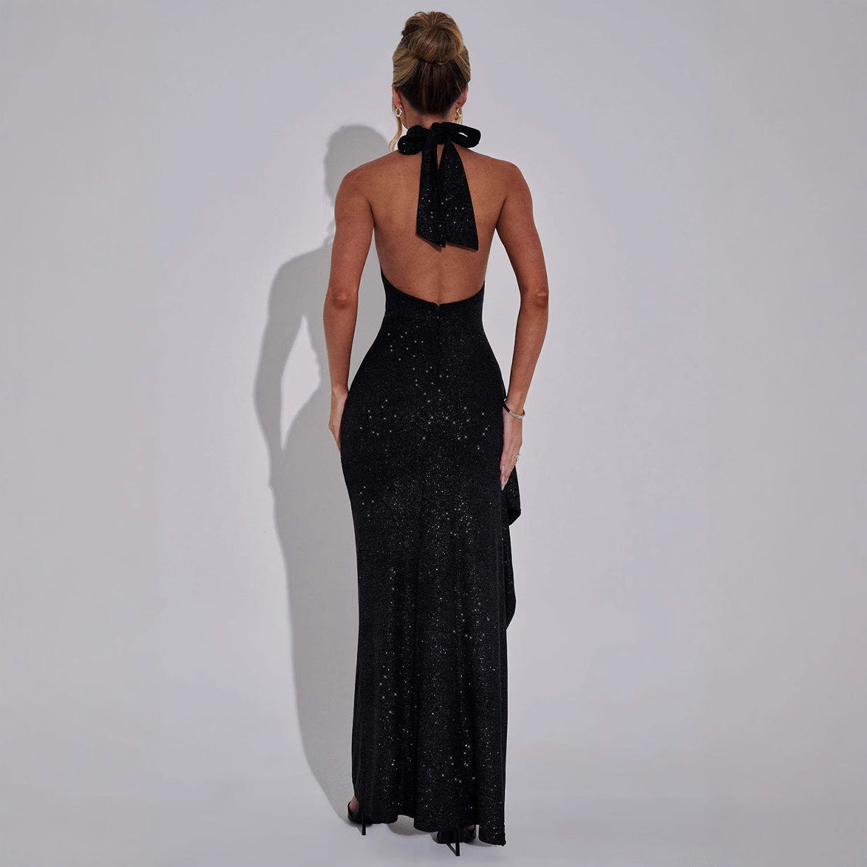 Women's Evening Dress – Slim Fit – Halterneck – Open Back – High Slit – Shimmer Fabric