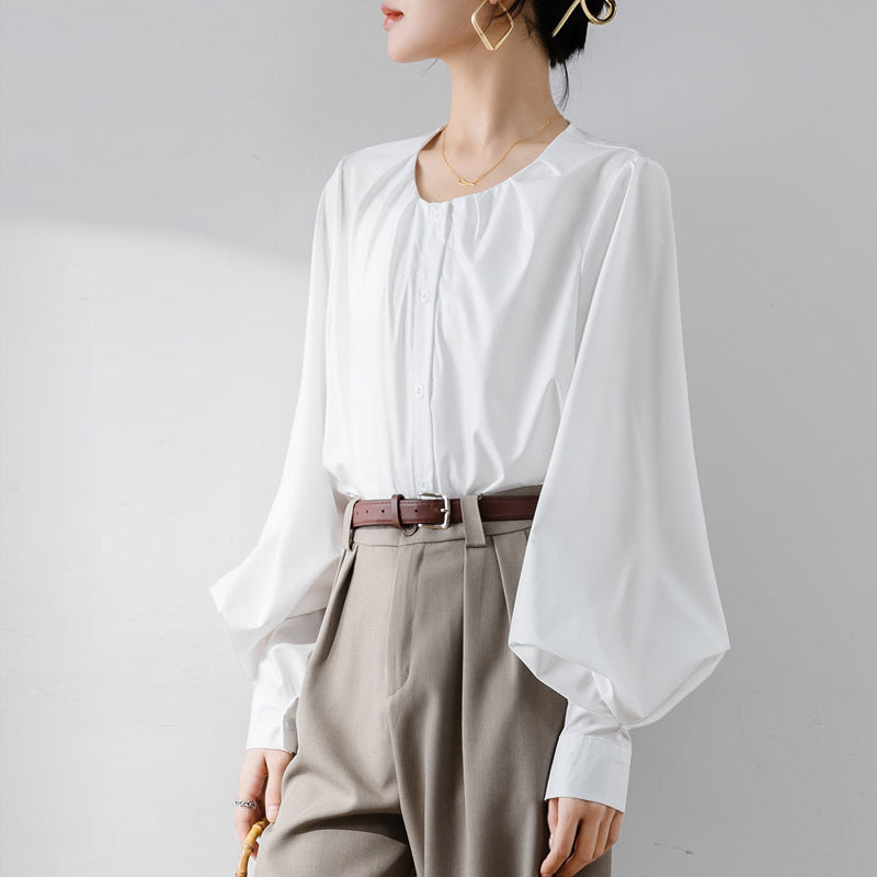 Damebluse – Løs Pasform – Lanternærmer – Rund Hals – Knaplukning – Elegant Design
