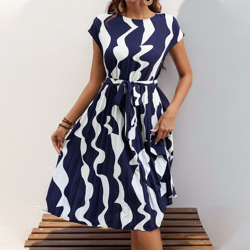 Dame Midikjole – Plisseret Fit and Flare – Geometrisk Print – Bælte – Korte Ærmer