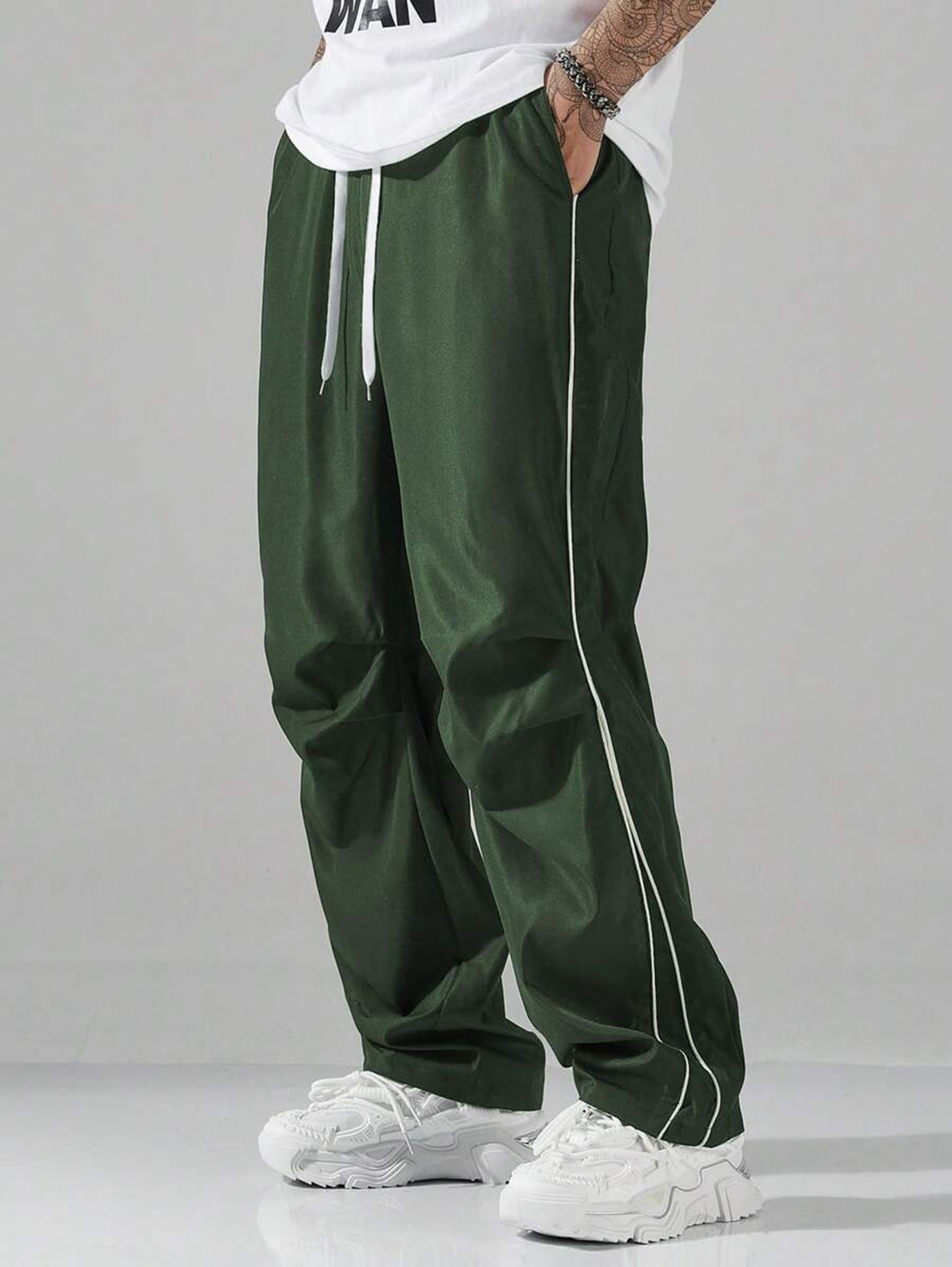 Men's cargo pants – relaxed fit – drawstring waist – side pockets – sporty stripes