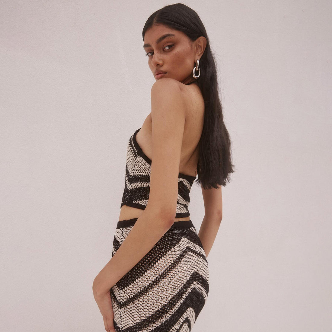Dame Kjole – Bodycon Pasform – Strikstof – Halterneck – Geometrisk Mønster – Midi