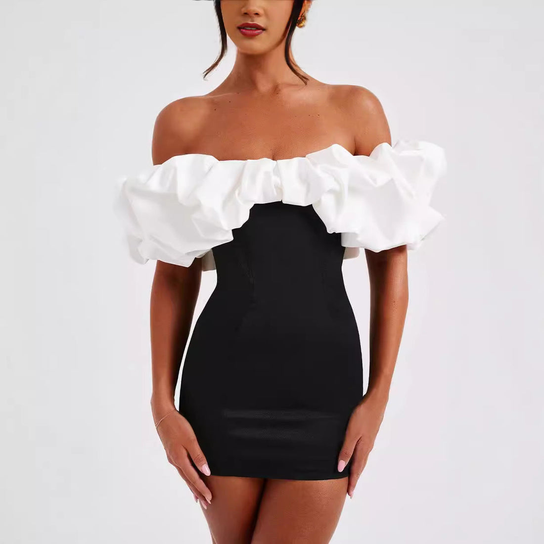 Kjole til kvinder – Mini – Off shoulder med flæser – Slankt snit – Bodycon festkjole