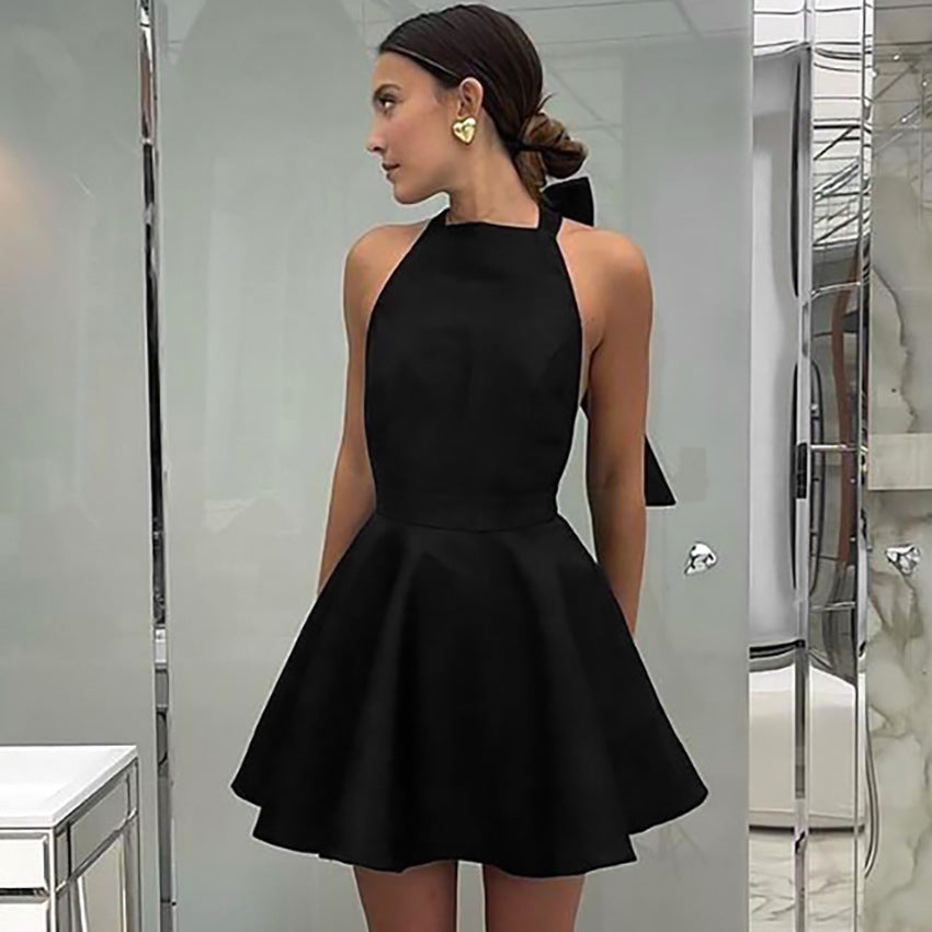Damekjole – Halterneck – A-formet snit – Rygløs – Satinlook – Elegant festkjole