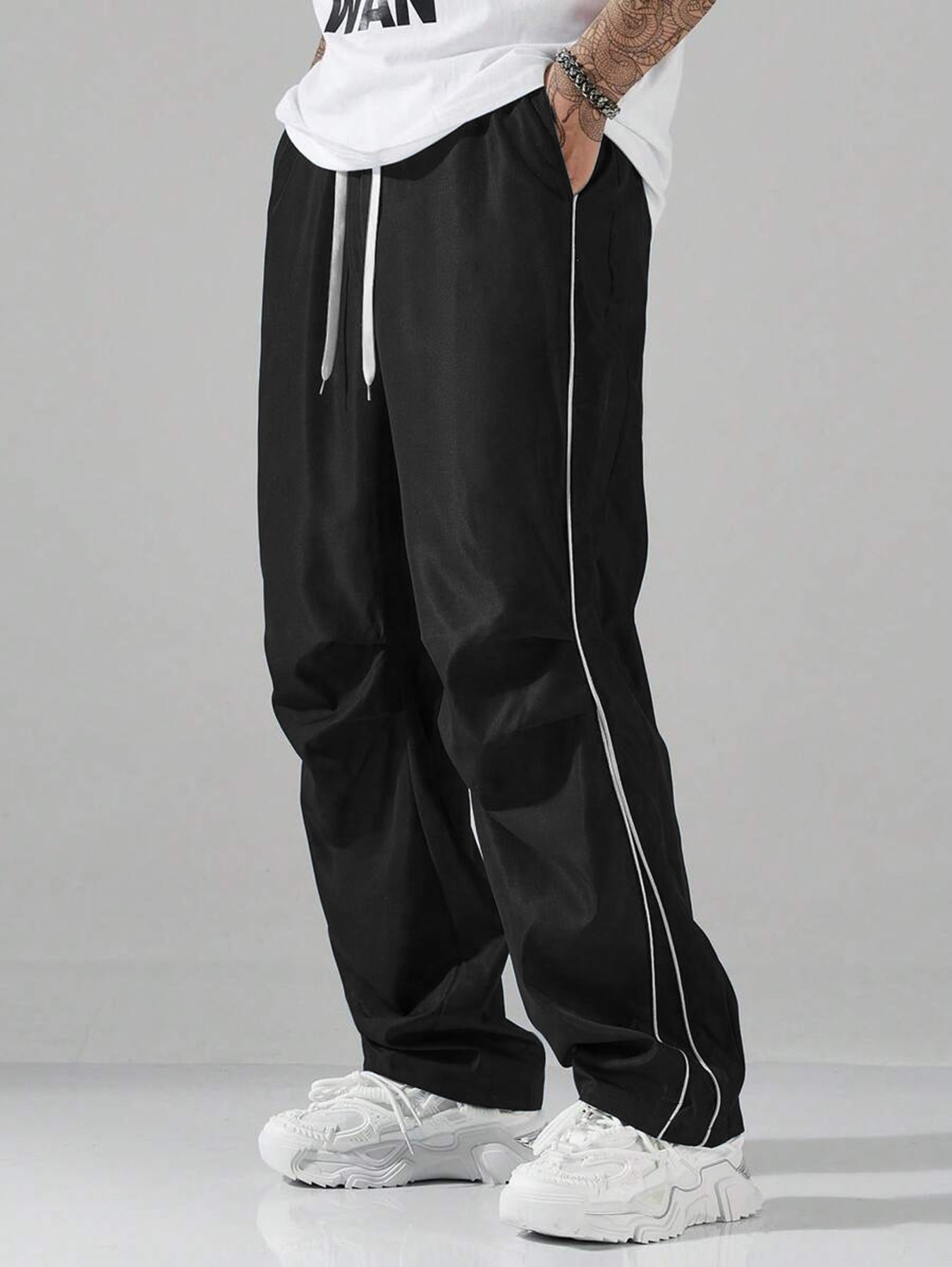 Men's cargo pants – relaxed fit – drawstring waist – side pockets – sporty stripes