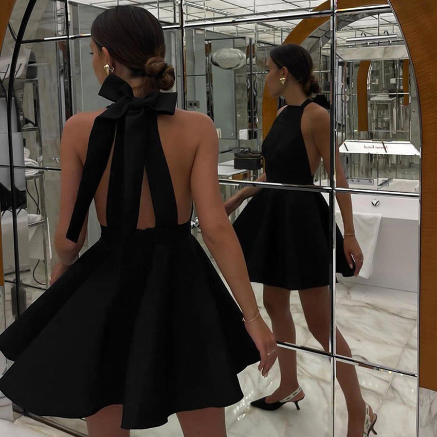 Dame Halterneck Kjole – A-Line Pasform – Mini Længde – Elegant Cocktaildesign