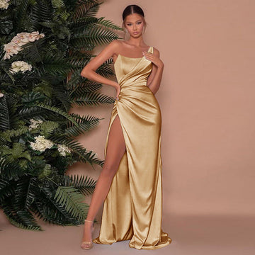 Kvinders Aftenkjole – One-Shoulder – Figursyet – Lang Med Høj Slids – Elegant Look