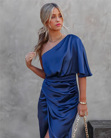 Kvinde One-Shoulder Kjole - Satin Finish - Draperet Design - Slidskørt Elegant Festtøj