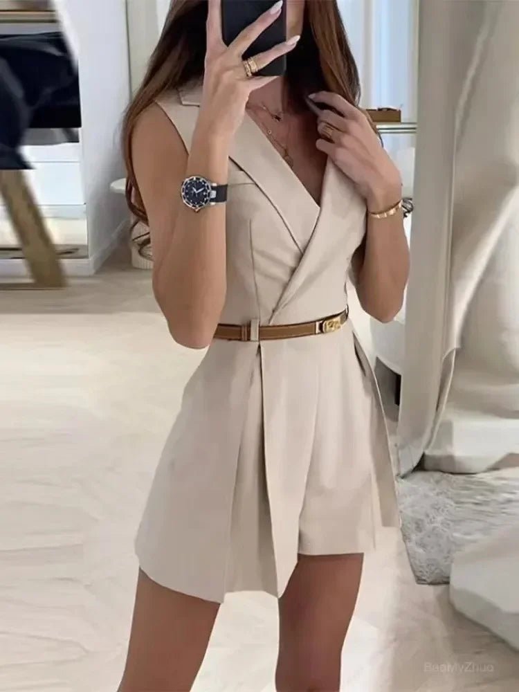 Dame Playsuit – Ærmeløs – V-Hals – Tailored Fit – Bælte – Plisserede Shorts