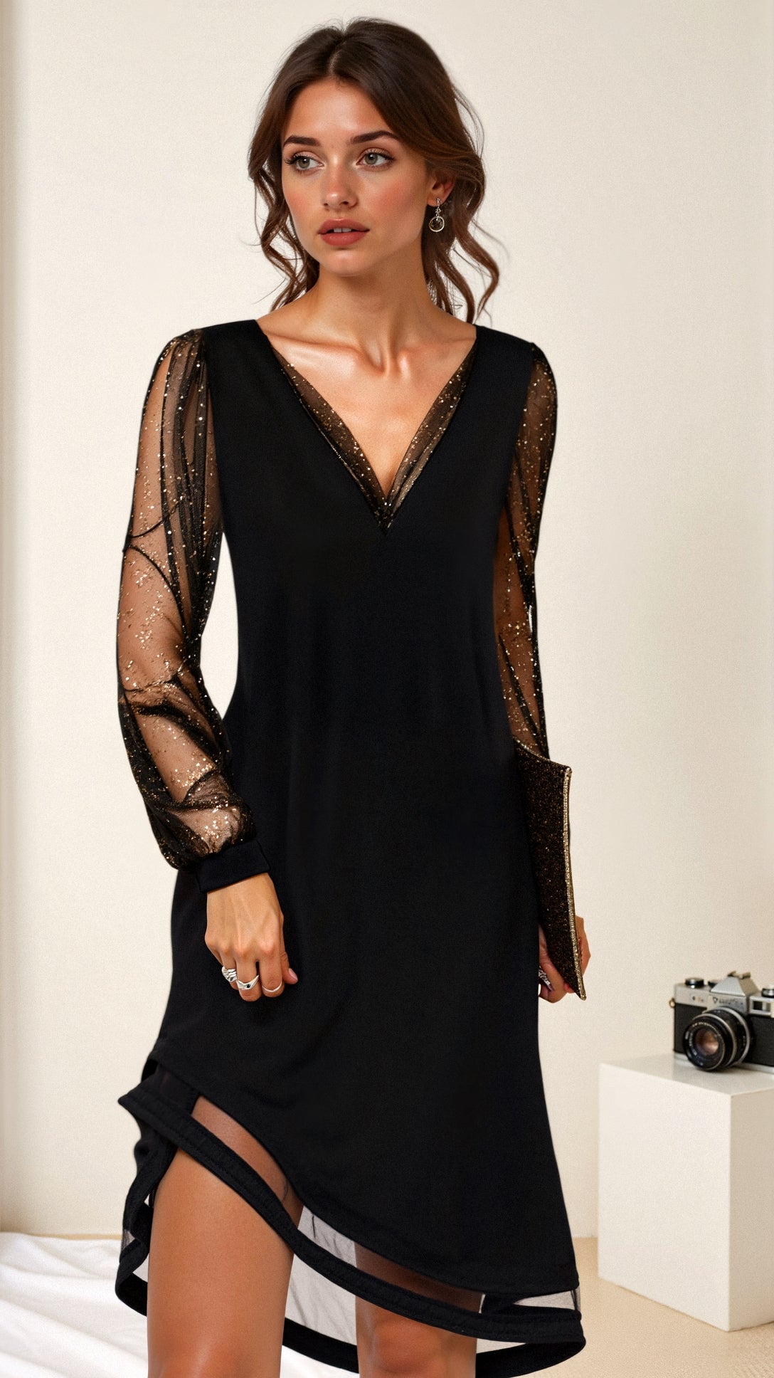 Dame Kjole – V-hals – Lange Gennemsigtige Ærmer – Asymmetrisk Snit – Elegant Festlook